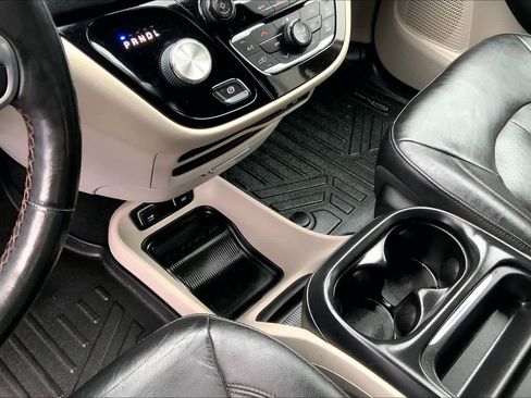 Used 2019 Chrysler Pacifica Touring-L image 16