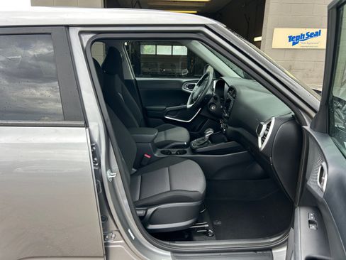 Used 2025 Kia Soul LX w/ LX Technology Package FWD image 31