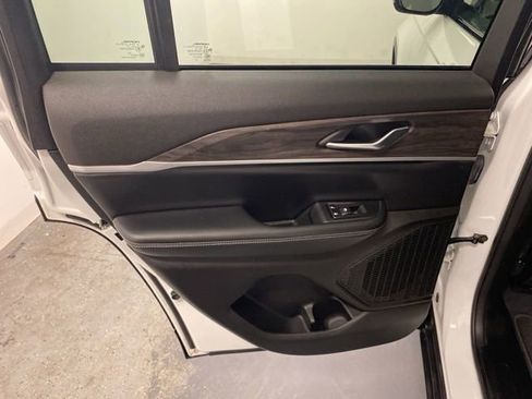 Used 2023 Jeep Grand Cherokee Limited w/ Black Appearance Package image 25