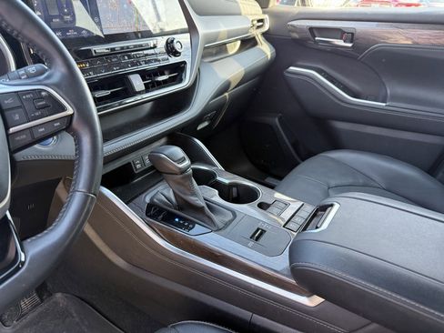 Used 2022 Toyota Highlander Limited image 13