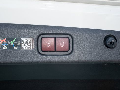 Used 2024 Mercedes-Benz E 350 4MATIC Sedan image 12