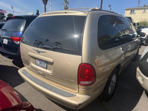 Used 2000 Chrysler Town & Country Limited FWD image 2