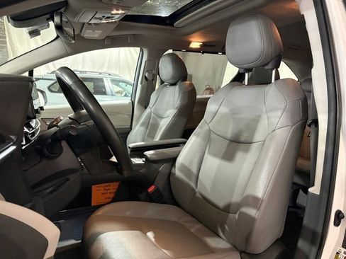Certified 2024 Toyota Sienna XLE FWD image 5