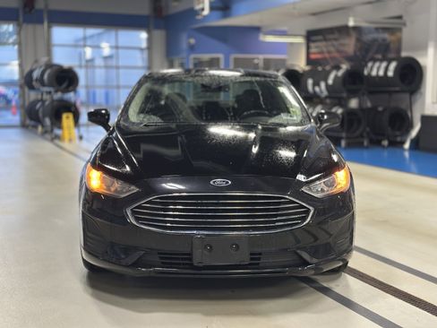 Used 2020 Ford Fusion SE FWD image 2