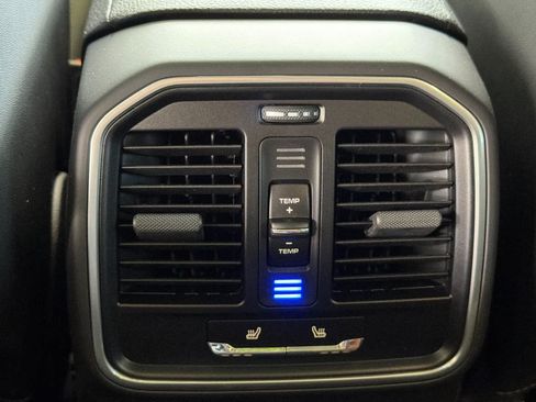 Certified 2025 Porsche Macan AWD/4WD image 14