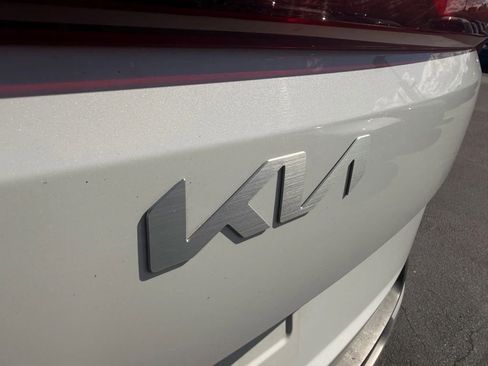 Used 2025 Kia Carnival image 9