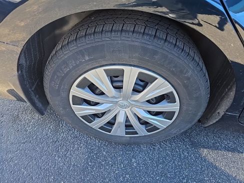 Used 2020 Toyota Camry LE image 10