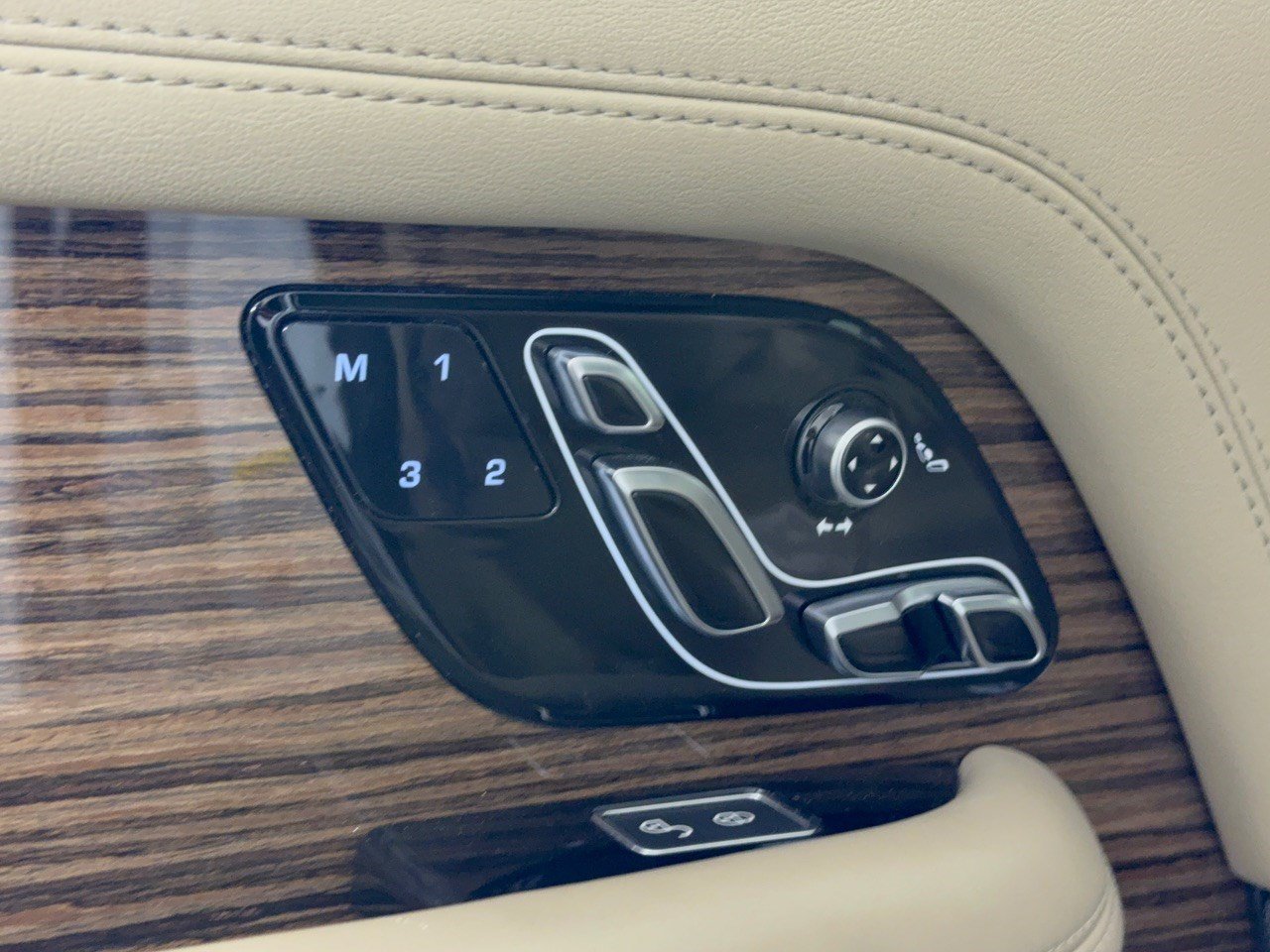 Used 2019 Land Rover Range Rover Supercharged AWD/4WD image 16