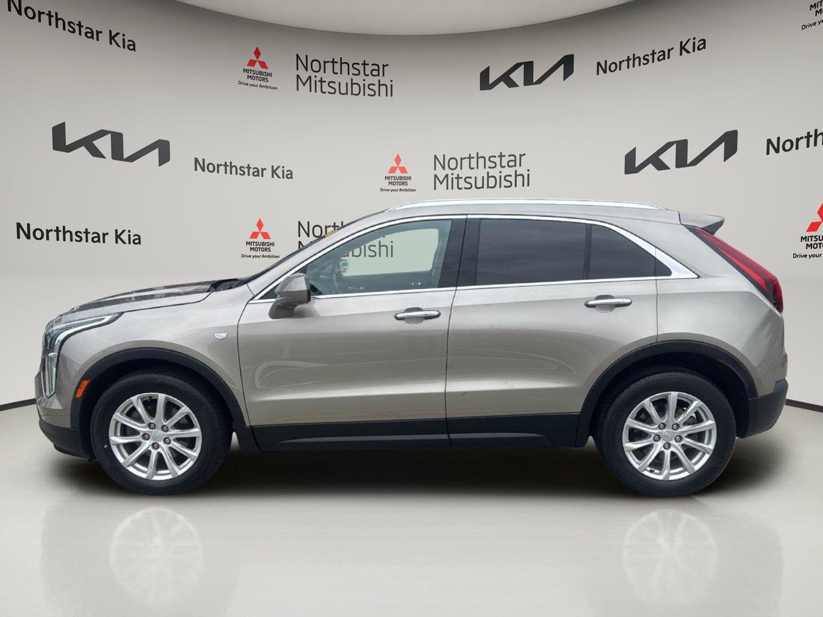Used 2022 Cadillac XT4 Luxury w/ Cold Weather Package AWD/4WD image 2