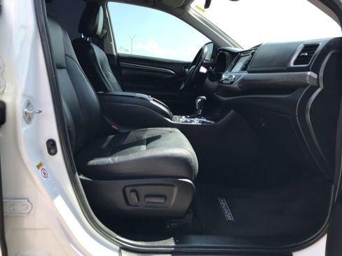 Used 2018 Toyota Highlander Limited image 11
