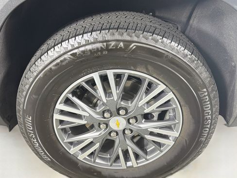 Used 2025 Chevrolet Traverse LT FWD image 11