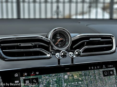 Used 2023 Bentley Bentayga Plug-In Hybrid image 44