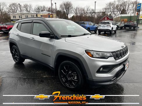 Used 2022 Jeep Compass Latitude w/ Convenience Group AWD/4WD image 3