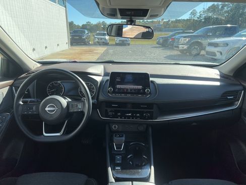 Used 2023 Nissan Rogue SV image 9