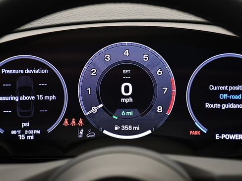 Certified 2025 Porsche Cayenne E-Hybrid Coupe AWD/4WD image 31