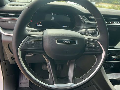 New 2025 Jeep Grand Cherokee L Altitude image 25