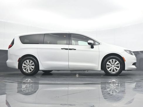 Used 2020 Chrysler Voyager L FWD image 32