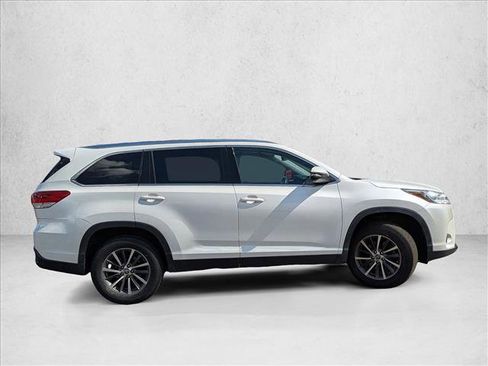 Used 2019 Toyota Highlander XLE image 4