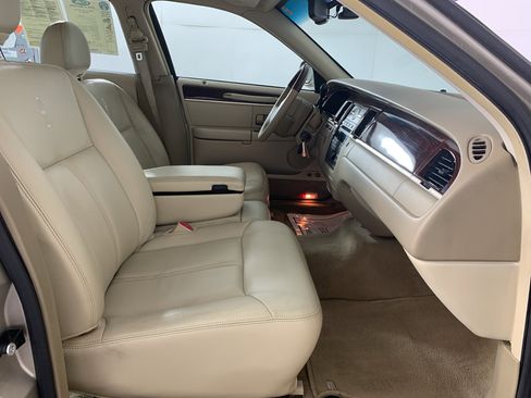 Used 2009 Lincoln Town Car Signature L image 37