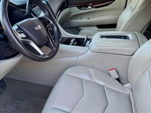 Used 2017 Cadillac Escalade Premium Luxury image 6