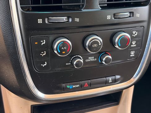 Used 2015 Dodge Grand Caravan SXT w/ UConnect Hands-Free Group FWD image 21