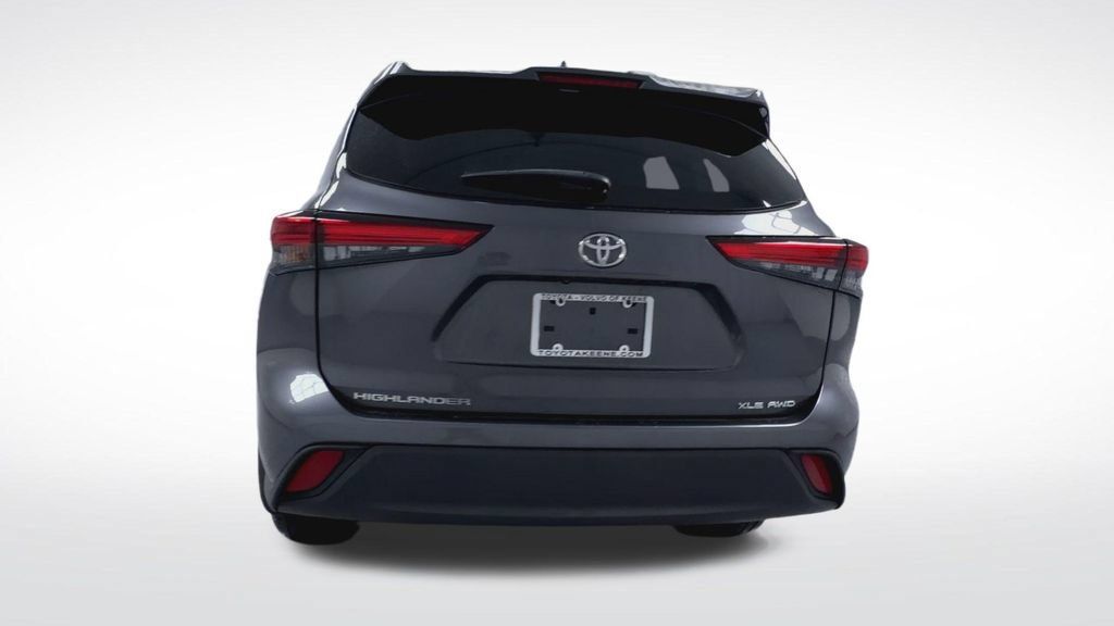 Used 2022 Toyota Highlander XLE AWD/4WD image 25