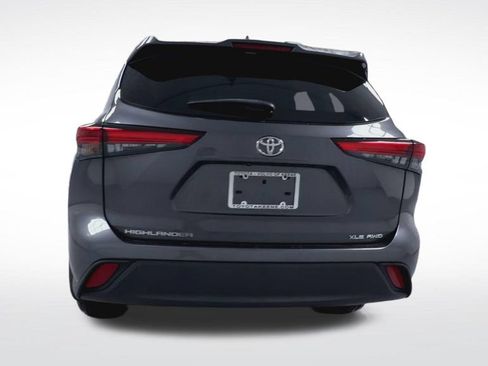 Used 2022 Toyota Highlander XLE AWD/4WD image 25