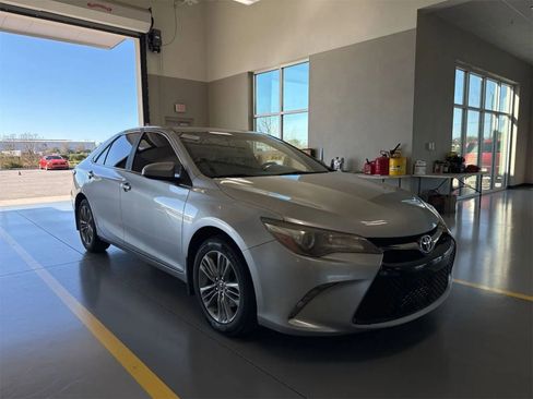 Used 2017 Toyota Camry SE image 2