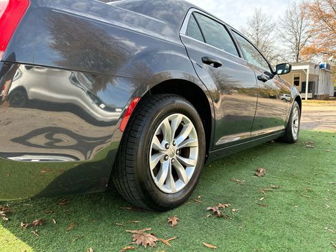 Used 2016 Chrysler 300 Limited image 32
