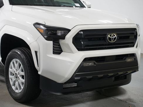 Certified 2025 Toyota Tacoma SR5 AWD/4WD image 4