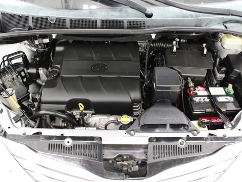 Used 2015 Toyota Sienna XLE Premium FWD image 41