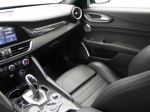 Used 2022 Alfa Romeo Giulia Quadrifoglio image 23