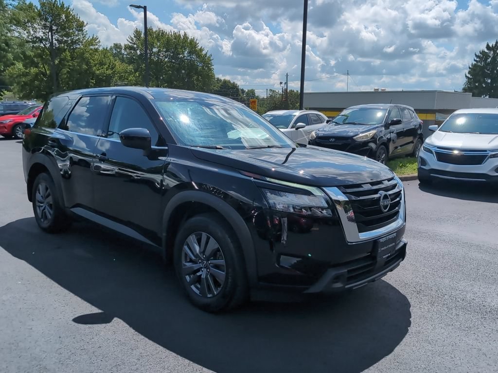 Used 2024 Nissan Pathfinder S AWD/4WD image 2