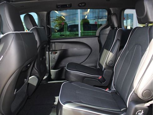 New 2026 Chrysler Pacifica Limited w/ S Appearance Package image 23