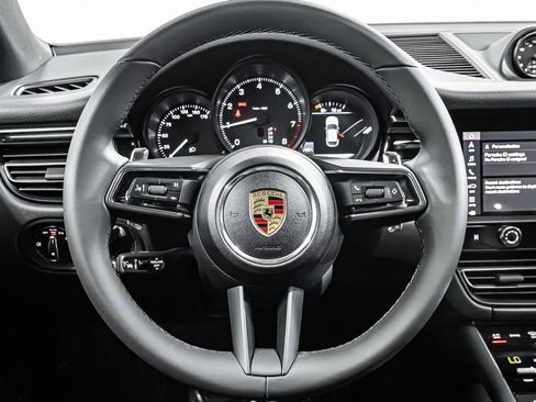 Certified 2025 Porsche Macan image 14