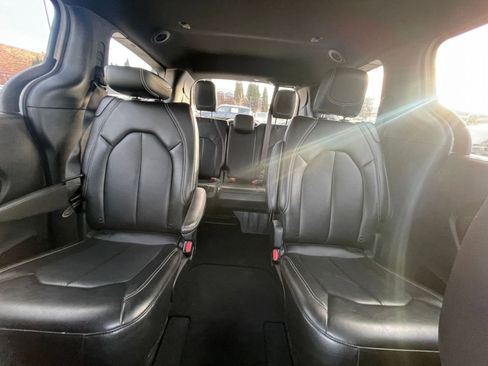 Used 2025 Chrysler Pacifica Select image 41