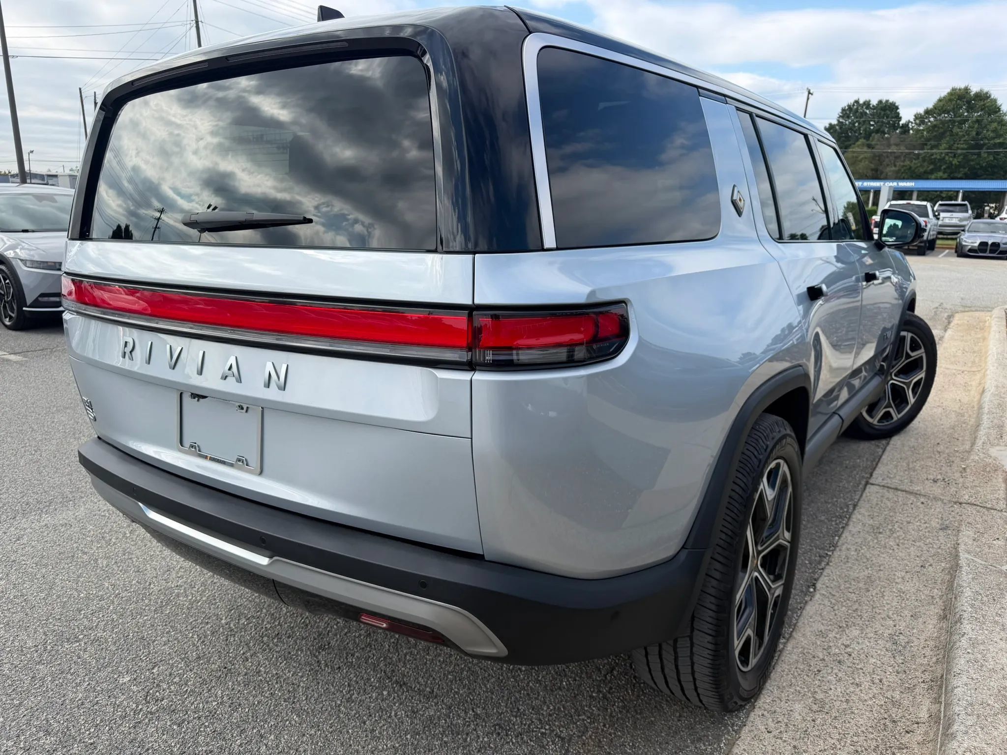 Used 2025 Rivian R1S Adventure Dual AWD/4WD image 5