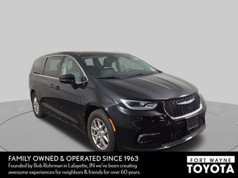 Used 2024 Chrysler Pacifica Touring-L FWD image 4