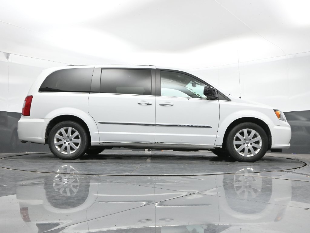 Used 2016 Chrysler Town & Country Touring FWD image 41