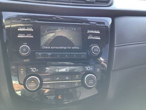 Used 2017 Nissan Rogue SV AWD/4WD image 27