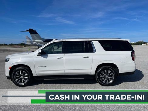Used 2022 Chevrolet Suburban LT w/ Luxury Package RWD image 2