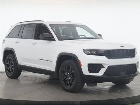 Used 2024 Jeep Grand Cherokee Altitude AWD/4WD image 2