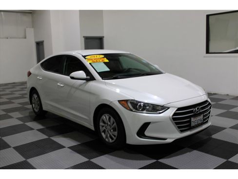 Used 2017 Hyundai Elantra SE image 3