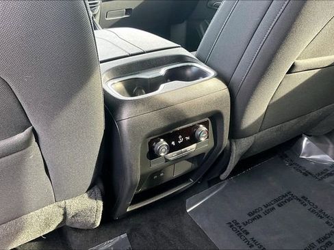 Used 2025 Chevrolet Traverse LT image 36