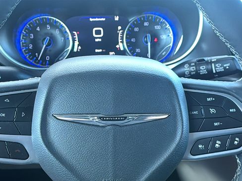 Used 2023 Chrysler Pacifica Touring-L image 35