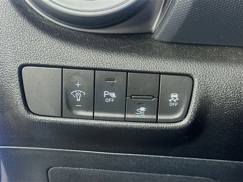Used 2022 Hyundai Kona Limited image 11
