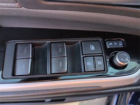 Used 2025 Toyota Sienna Platinum image 17