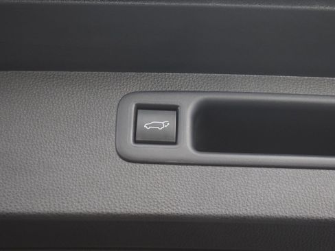 Used 2022 Toyota Highlander XLE AWD/4WD image 13