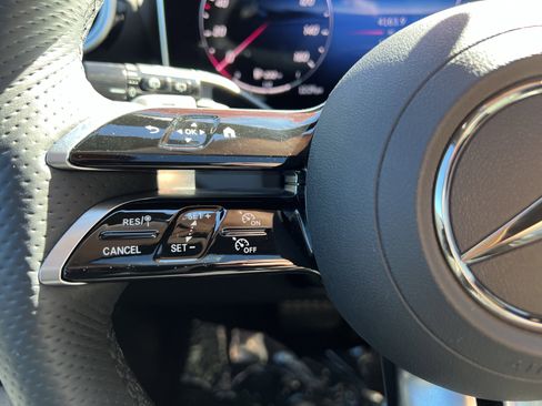 Used 2025 Mercedes-Benz GLC 350e 4MATIC image 19