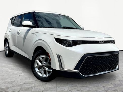 Used 2023 Kia Soul LX w/ LX Technology Package FWD image 3